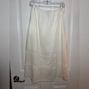 EUC Reformation White A-Line Skirt Pull-on skirt with lace trim size 6